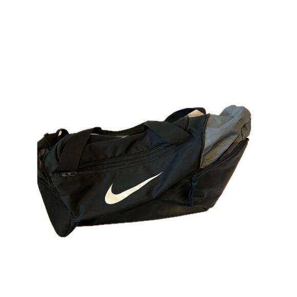 Nike Black Gym Duffel Bag 18x10x8 zipped